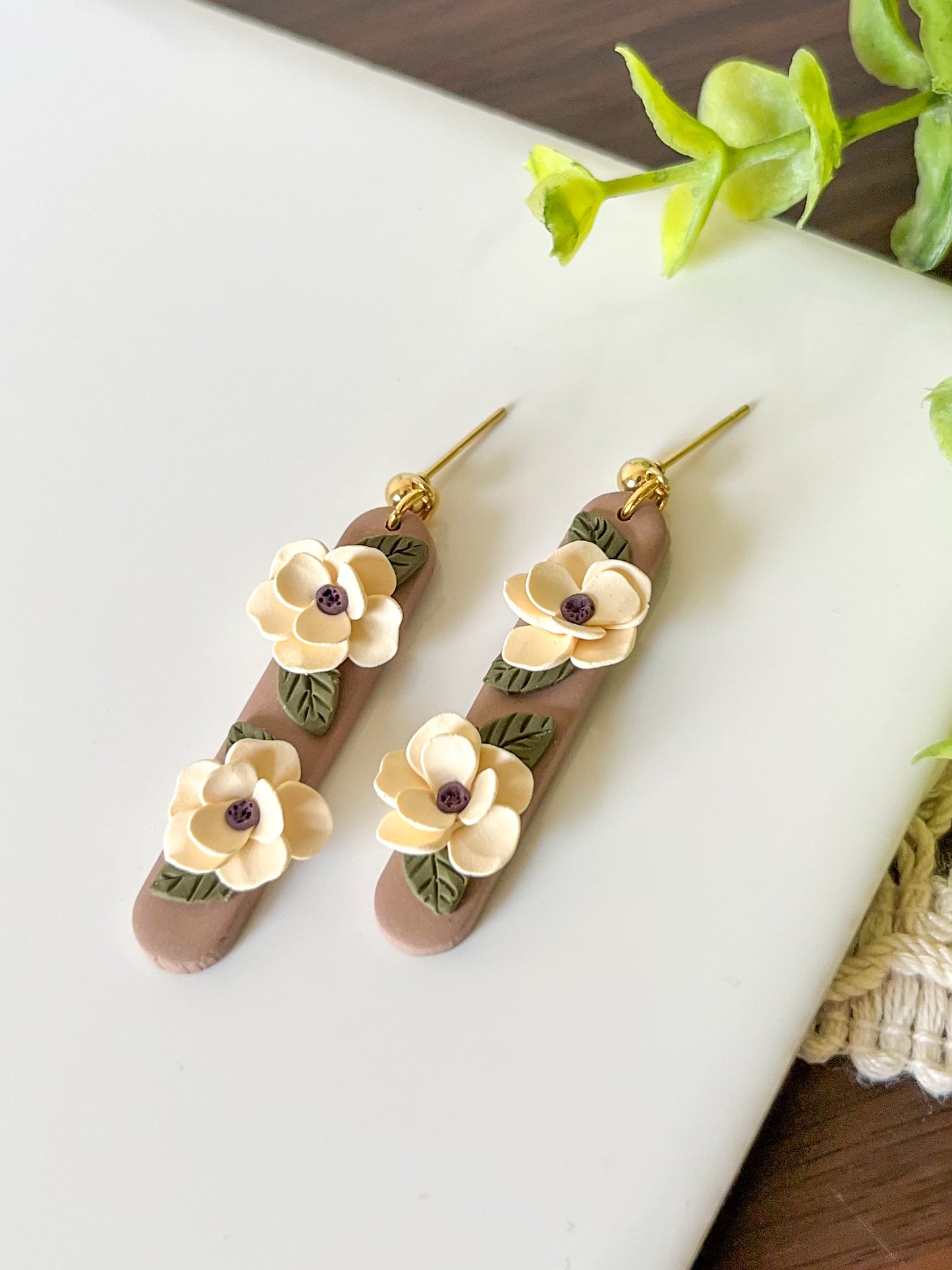 Long oval earrings in brown with white flowers | 24k gold plated