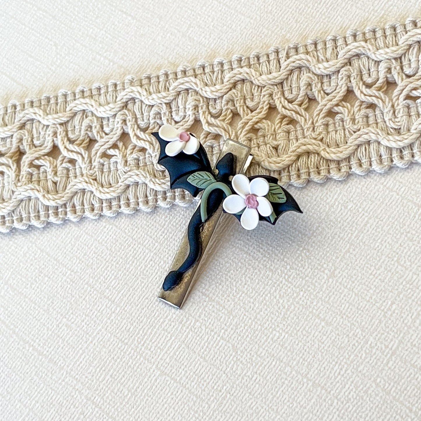 Black dragon clip with white floral details | 1.75" alligator clip