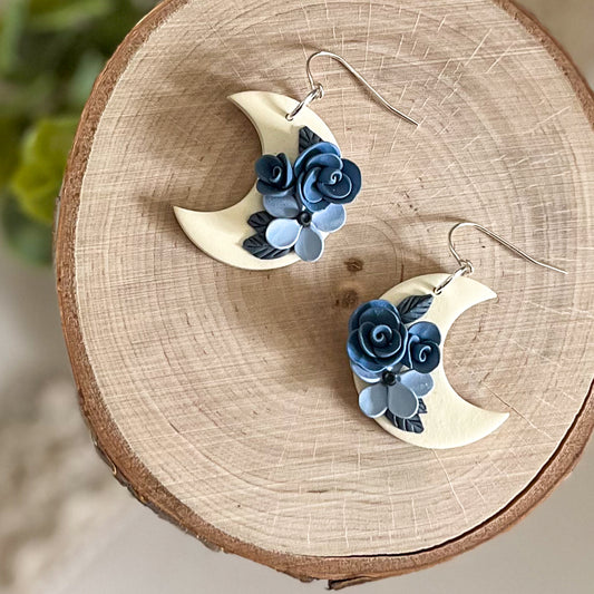 Off-white moon with blue flowers earring | sterling silver