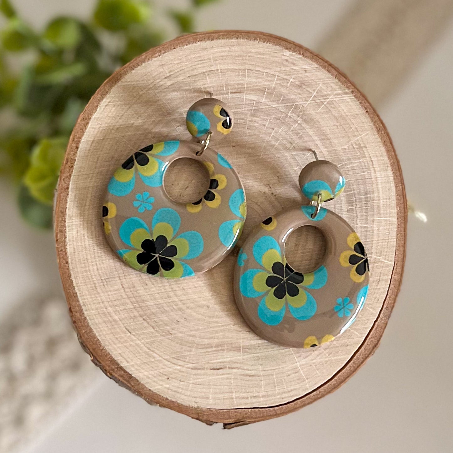 Retro flower donut earrings (brown/blue) | stainless steel