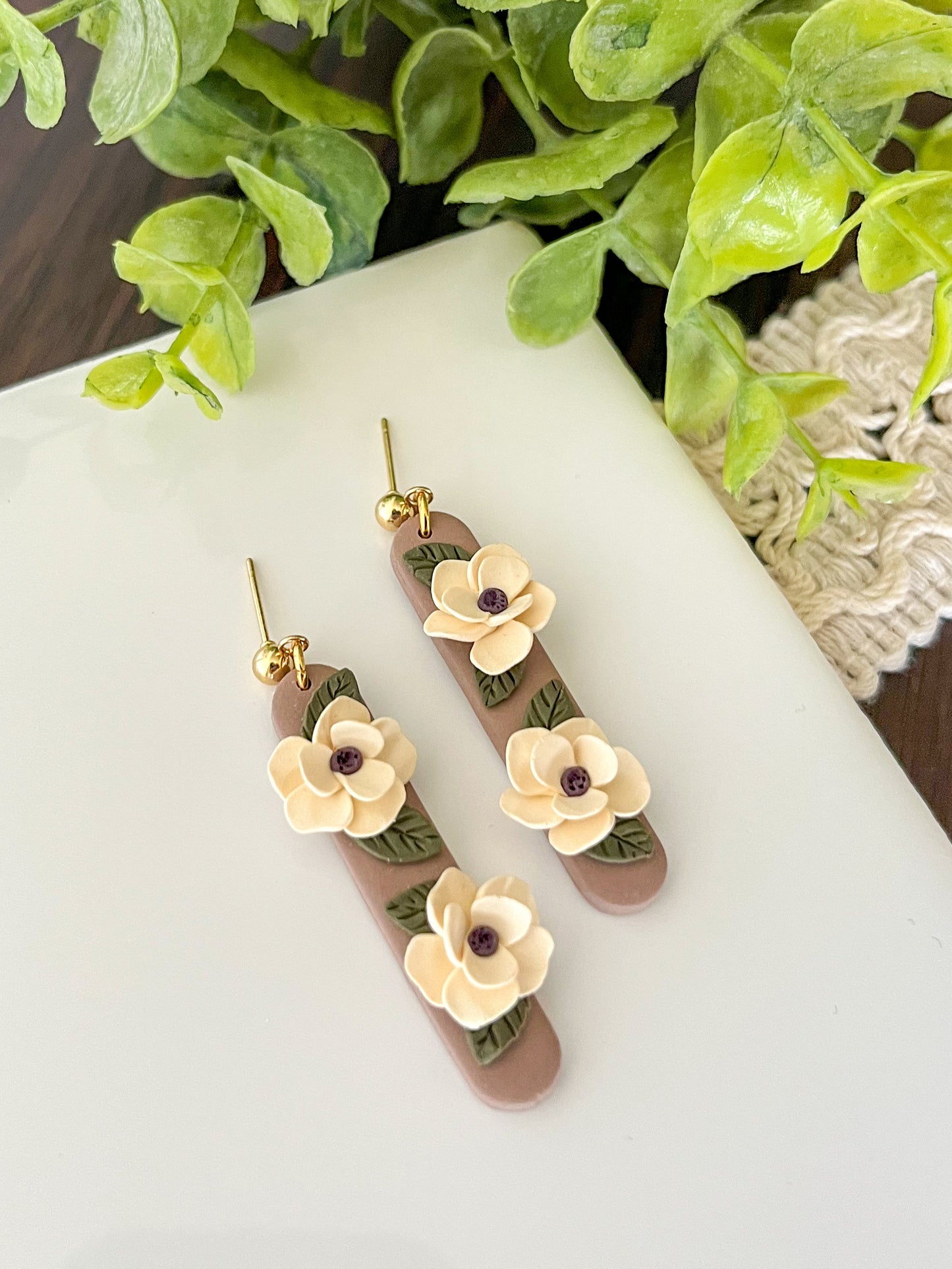 Long oval earrings in brown with white flowers | 24k gold plated
