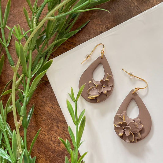 Brown floral teardrop earrings with gold details | 18k gold plated